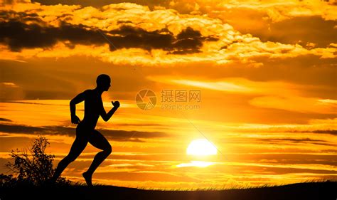 阳光下运动女孩大气在跑道跑步高清图片下载-正版图片500352939-摄图网