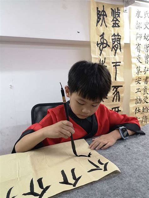 少儿书法培训老师讲写字的姿势_北京汉翔书法教育机构