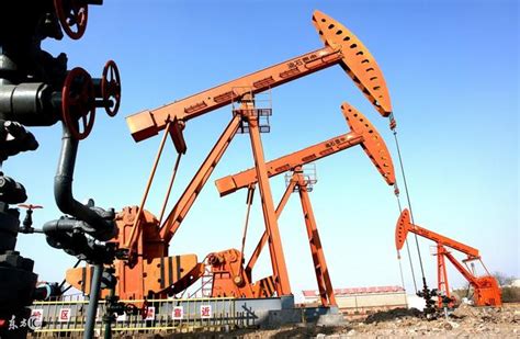 油服行业解析 一、油服行业介绍。油服行业主要为石油天然气勘探与生产提供工程技术支持和解决方案的生产性服务行业，包括从勘探到工程建设的一... - 雪球