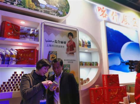 异常火爆的新疆产品交易会上，这个莎车姑娘带来了和上海企业合作的新品牌