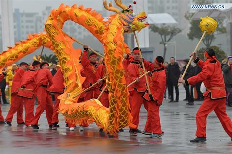 Dragon Dance at the Chinese New Years parade, Vancouver Stock Photo - Alamy