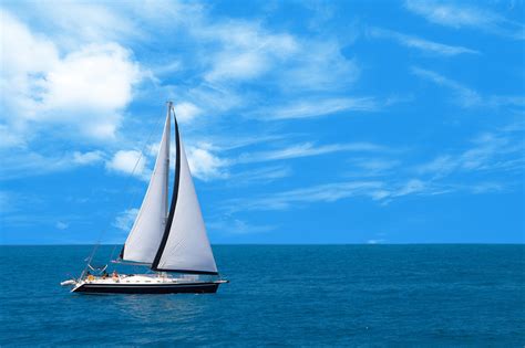 自然风景蓝色海天相接的海面上航行的白色帆船团结进取坚持蓝色大海杨帆起航 - PSD素材网