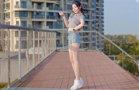 欣小萌一双美腿镇B站，作品拍摄吸金十足，但背后辛酸，不容易_舞蹈