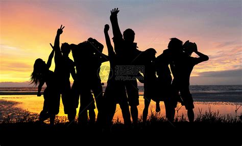 暑假,友谊,成就成功的群快乐的朋友校园城市公园展示胜利的姿态高清图片下载-正版图片300668182-摄图网
