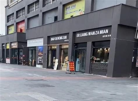 成都一排门店招牌被改成拼音版 街道办：将更换成中文_凤凰网资讯_凤凰网