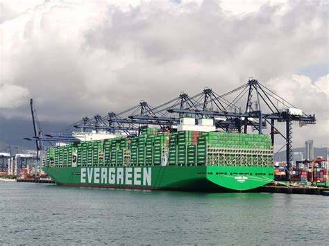 全球最大集装箱船“长范”轮首航盐田港