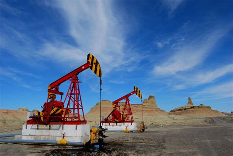 我国最大超深油田富满油田年产油气突破300万吨--松江报