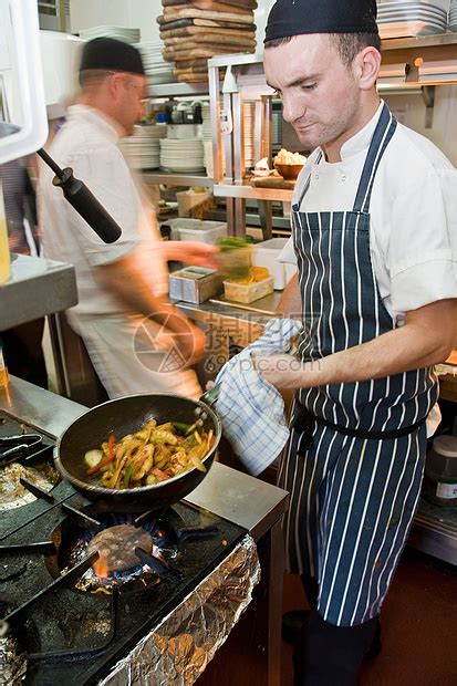 烹饪,职业人的快乐的男厨师厨师餐厅厨房快乐微笑的厨师,餐厅厨房饭高清图片下载-正版图片300157428-摄图网