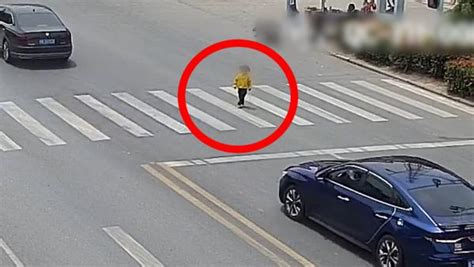女童迷路多次横穿马路，民警找到时她已“暴走”5公里_七环视频_澎湃新闻-The Paper