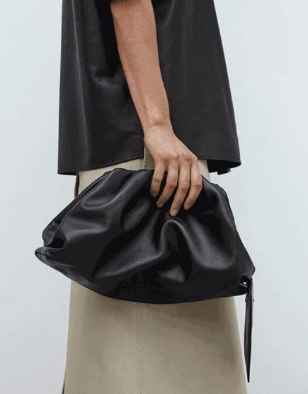 Bottega Veneta品牌2019春夏The Pouch手拿包-服装品牌新品-CFW服装设计网手机版