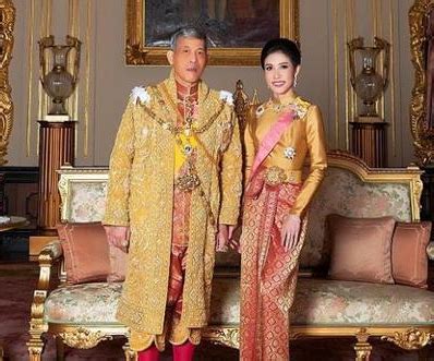 泰国王后晒照手拿扇子 诗妮娜王妃跪在一旁__财经头条