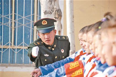 8任团长接力帮扶一个民族村 - 军事 - 陕西网
