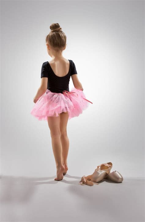 手绘早教兴趣芭蕾舞班跳舞的小女孩元素素材下载-正版素材401530167-摄图网