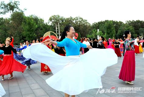 维吾尔族舞蹈基础动作，基本手位（托帽手）一起来练习吧！#新疆舞#少数民族风情#新疆#舞蹈#维吾尔族舞蹈_腾讯视频