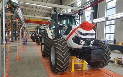 悍沃新工厂投产首台大马力拖拉机下线 | 农机新闻网