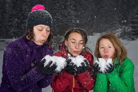 女孩们在大雪中在雪地里玩耍高清图片下载-正版图片507233414-摄图网