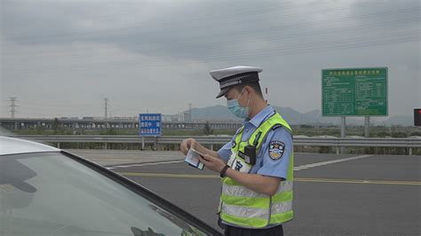 高速交警为国庆长假道路安全保驾护航 - 龙港新闻网