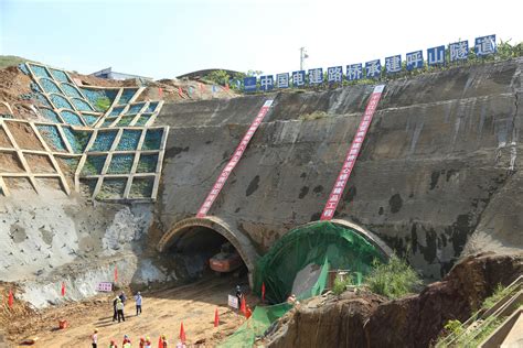 中国又一世纪工程，在喜马拉雅山修隧道，是如何击穿了千米山体？_喜马拉雅山_隧道_一世