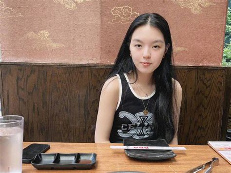 李咏女儿法图麦近况，在美国闯荡娱乐圈，20岁有一张高级脸