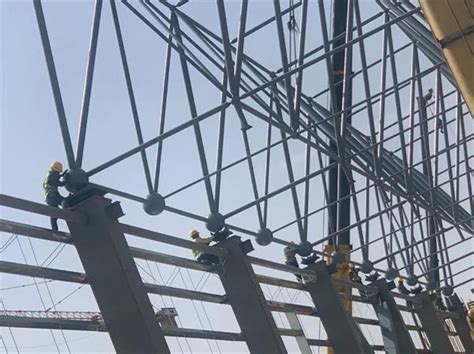 忻州光伏产业园区项目二号厂房二区钢结构网架首吊成功