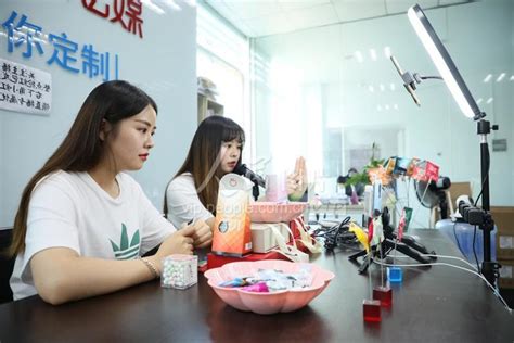 江苏泗洪：大学生主播暑期实践回馈家乡-人民图片网