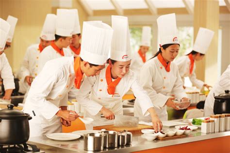 年纪小学厨师有什么优势_福建厨师培训,烘焙,西点,西餐,小吃培训学校-福建新东方烹饪学校