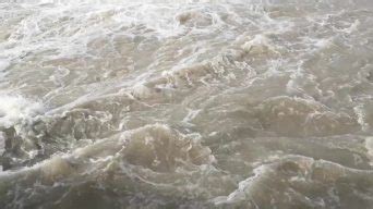 合上大自然流淌的浅水河.. 水流的俯视图视频特效素材-千库网