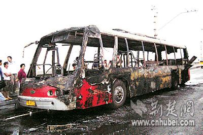 武汉公交车在长江大桥自燃爆炸(组图)_新闻中心_新浪网