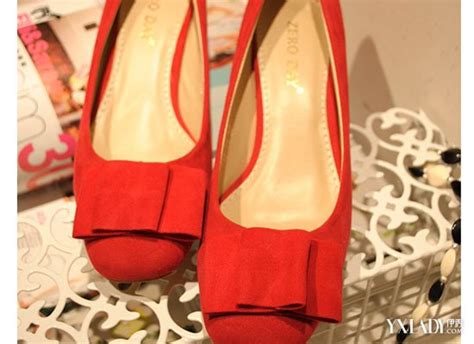 【图】红鞋子搭配 艳丽红鞋子怎样穿出复古风情_红鞋子搭配_伊秀服饰网|yxlady.com