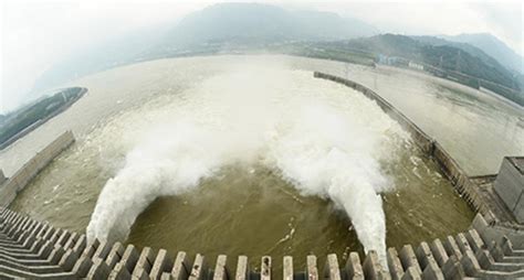 三峡大坝2020年首次削峰泄洪