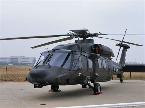 世界经典军用直升机放大招 米-26吊运大客机 - 中国军网