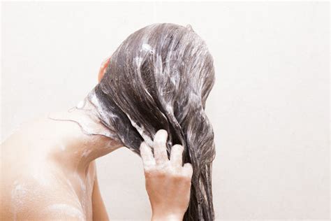 女子全年365天都要洗头，买洗发水花掉5万，解开发夹瞬间叹为观止|洗发水|头发|女子_新浪新闻