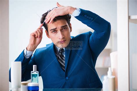 男人在浴室里穿衣服上班高清图片下载-正版图片505241482-摄图网