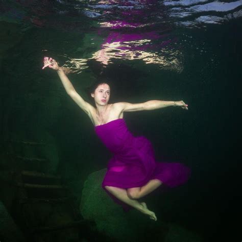 水下的女人穿着西装潜水具的轻女商人水下游泳高清图片下载-正版图片300285981-摄图网
