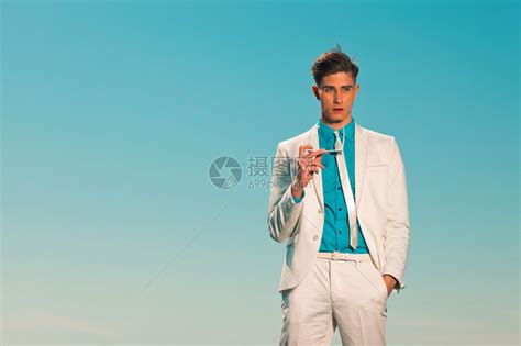 穿白色西装的时装男50岁在屋顶上高清图片下载-正版图片503078275-摄图网