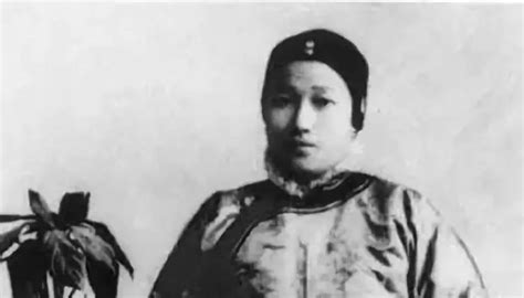 他草根出身，却把3个女儿嫁入豪门，建成影响中国30多年权势家族_凤凰网历史_凤凰网