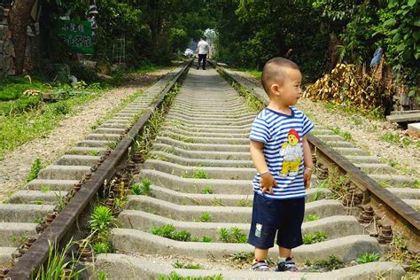 【童趣】小顽童在铁路上玩耍 - 天府摄影 - 天府社区