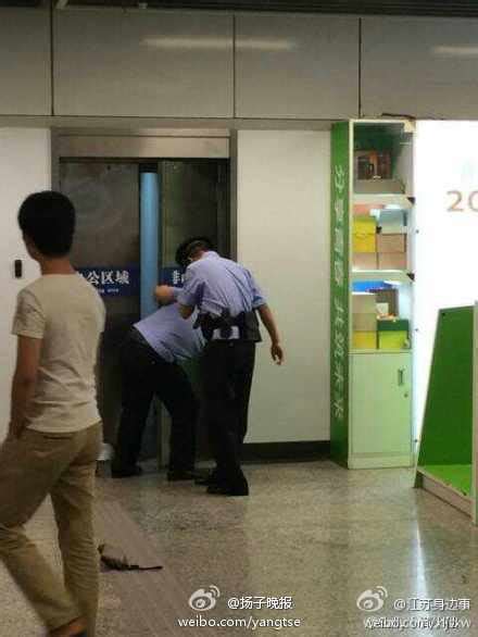 网友称南京地铁二号线有人被捅伤(图)-搜狐新闻