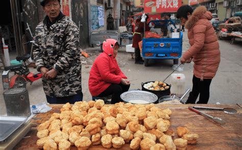 河南濮阳大爷街头卖特色小吃，30年霸市无人能及，只因有一绝活_摊子
