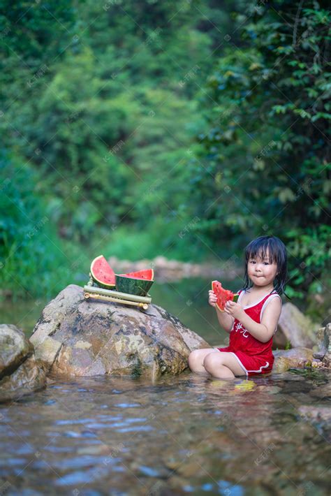 玩水的夏天夏季女孩儿童溪边吃瓜摄影图配图高清摄影大图-千库网