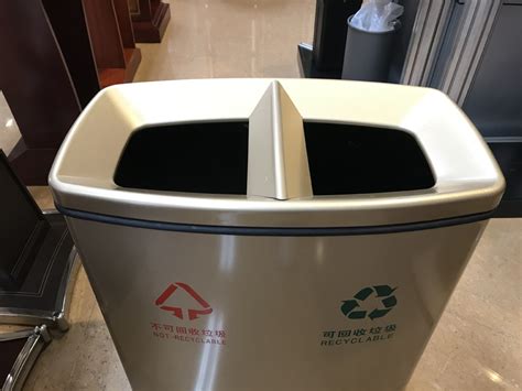 塑料垃圾桶_园区塑料垃圾桶 户外环保120升塑料美观耐脏军绿色 - 阿里巴巴