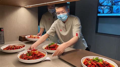 探访恢复堂食的广州商圈：粉面店一口气备两三天食材_凤凰网视频_凤凰网