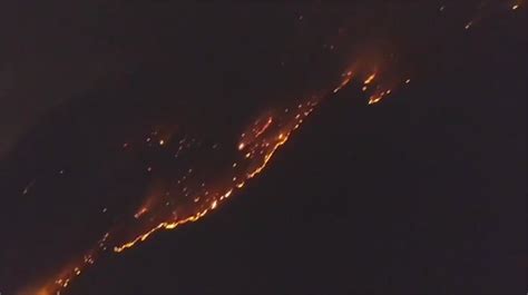 航拍四川雅江山火:夜幕下火线连成长龙,周边受影响群众已安全转移|山火|火线|四川省_新浪新闻