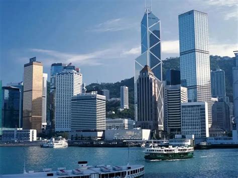 香港房价贵是因为地少人多？当然不是！