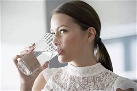 正确喝水有什么好处_11大正确喝水的好处讲解_聚餐网