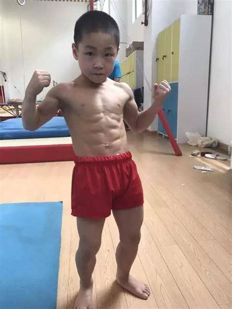 7岁小孩8块腹肌 体操赛独揽6金_手机凤凰网