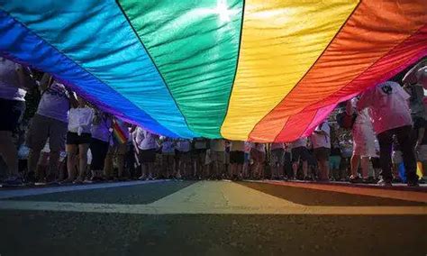 为什么LGBT人群的标志是彩虹旗呢？ - 知乎