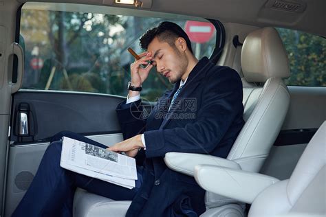 商务人士睡在枕头上休息商业成人经理睡眠套装高清图片下载-正版图片321625230-摄图网