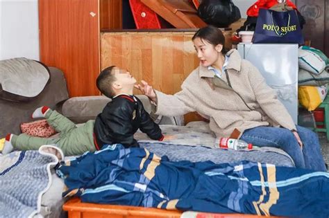 湖南22岁女生带着4岁弟弟生活：我不是“扶弟魔”，永不放弃他！