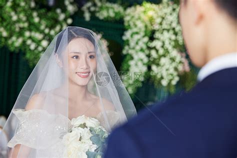 新娘拿着鲜花抱着新郎，婚礼喜庆的矢量。素材图片免费下载-千库网